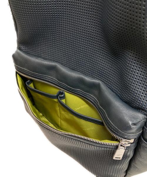 totem re vooo（トーテムリボー）totem re vooo (トーテムリボー) パンチングレザーデイパック ネイビーの古着・服飾アイテム