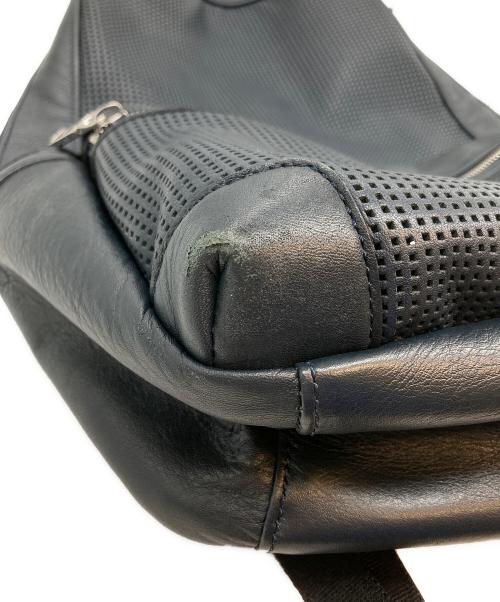 totem re vooo（トーテムリボー）totem re vooo (トーテムリボー) パンチングレザーデイパック ネイビーの古着・服飾アイテム