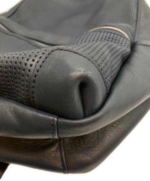 totem re vooo（トーテムリボー）totem re vooo (トーテムリボー) パンチングレザーデイパック ネイビーの古着・服飾アイテム