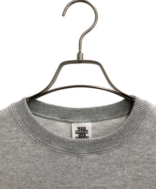 BlackEyePatch（ブラックアイパッチ）BlackEyePatch (ブラックアイパッチ) CURRENSY EMBLEM CREW SWEAT グレー サイズ:SIZE Mの古着・服飾アイテム