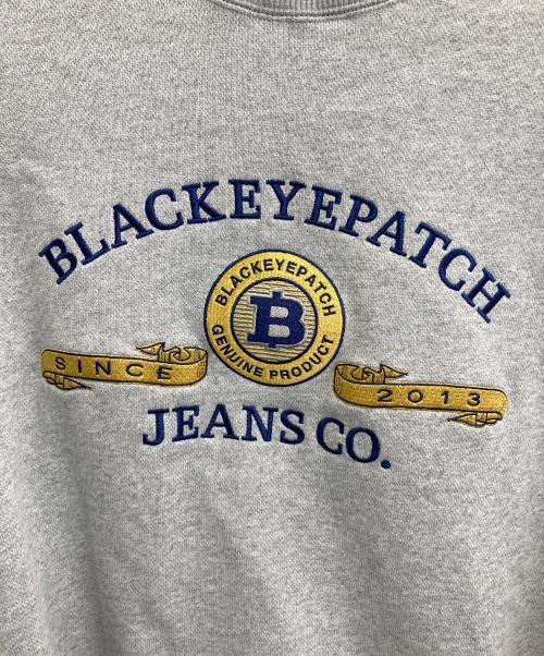 BlackEyePatch（ブラックアイパッチ）BlackEyePatch (ブラックアイパッチ) CURRENSY EMBLEM CREW SWEAT グレー サイズ:SIZE Mの古着・服飾アイテム
