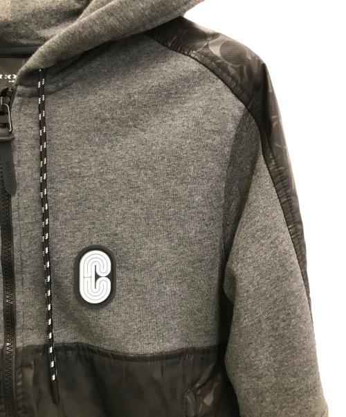 COACH（コーチ）COACH (コーチ) シグネチャー切替プルオーバーパーカー グレー サイズ:Sの古着・服飾アイテム