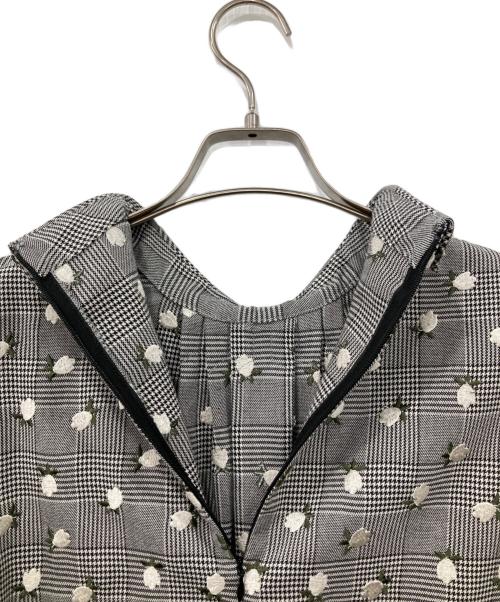 GRACE CONTINENTAL（（グレースコンチネンタル）GRACE CONTINENTAL (（グレースコンチネンタル) チェックフラワートップ グレー サイズ:38 未使用品の古着・服飾アイテム