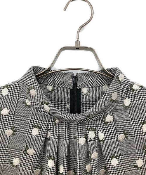 GRACE CONTINENTAL（（グレースコンチネンタル）GRACE CONTINENTAL (（グレースコンチネンタル) チェックフラワートップ グレー サイズ:38 未使用品の古着・服飾アイテム