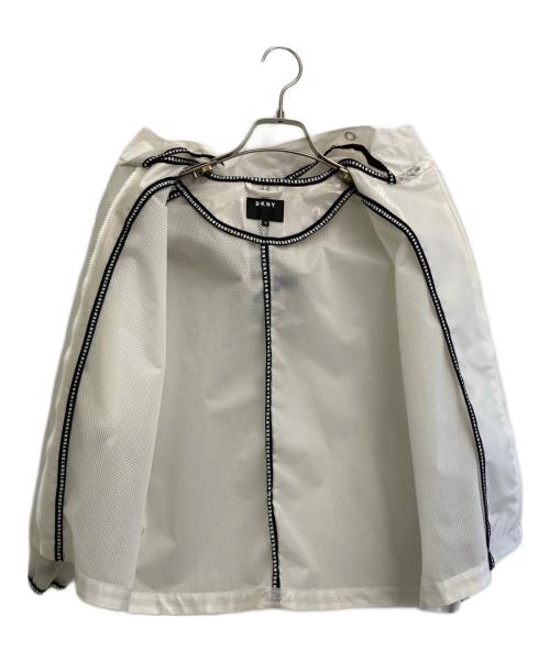 DKNY（ダナキャランニューヨーク）DKNY (ダナキャランニューヨーク) レインジャケット ホワイト サイズ:SIZE 10の古着・服飾アイテム