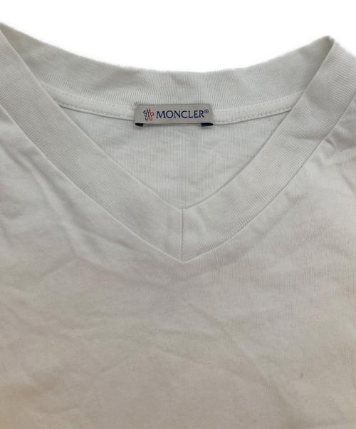 MONCLER（モンクレール）MONCLER (モンクレール) VネックサイドロゴTシャツ ホワイト サイズ:Sの古着・服飾アイテム