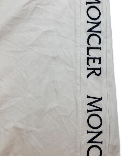 MONCLER（モンクレール）MONCLER (モンクレール) VネックサイドロゴTシャツ ホワイト サイズ:Sの古着・服飾アイテム