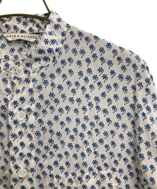 ARTS&SCIENCE（アーツアンドサイエンス）ARTS&SCIENCE (アーツアンドサイエンス) フラワープリントシャツワンピース ホワイト×ブルー サイズ:1の古着・服飾アイテム