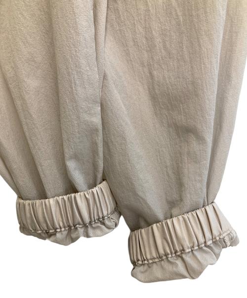 emmi（エミ）emmi (エミ) eco 撥水ナイロンエアーパンツ ベージュ サイズ:freeの古着・服飾アイテム