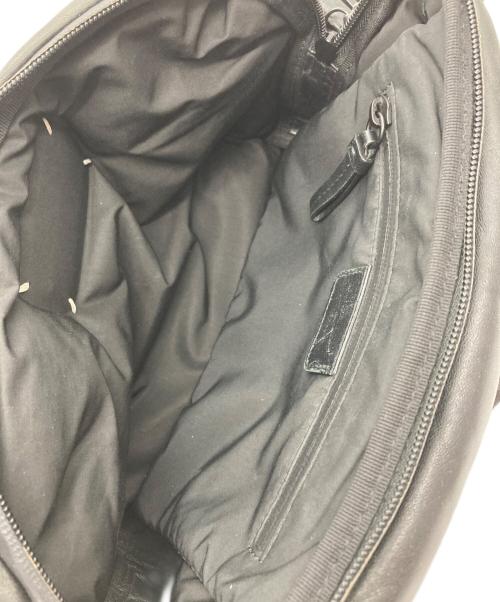 Maison Margiela（メゾンマルジェラ）Maison Margiela (メゾンマルジェラ) Glam SLAM Taupe/グラムスラム クロスボディバッグ ブラックの古着・服飾アイテム