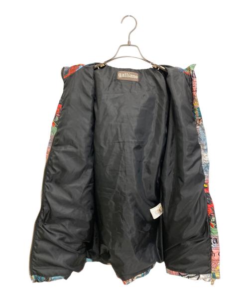GALLIANO（ガリアーノ）GALLIANO (ガリアーノ) ニュースペーパー柄ダウンコート マルチカラー サイズ:38の古着・服飾アイテム