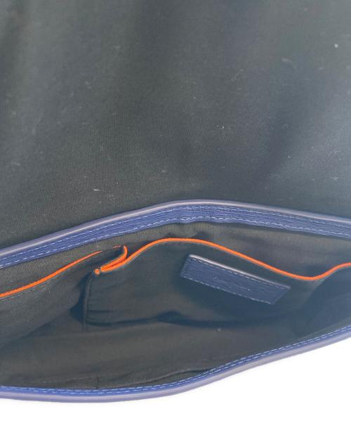 PAUL SMITH（ポールスミス）Paul Smith (ポールスミス) クラシックエンボスフラップショルダーバッグ ネイビーの古着・服飾アイテム