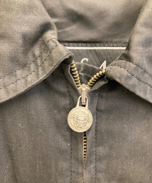 VERSACE（ヴェルサーチェ）VERSACE (ヴェルサーチェ) 背面刺繍スイングトップ ブラック サイズ:Lの古着・服飾アイテム