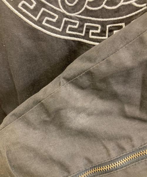 VERSACE（ヴェルサーチェ）VERSACE (ヴェルサーチェ) 背面刺繍スイングトップ ブラック サイズ:Lの古着・服飾アイテム