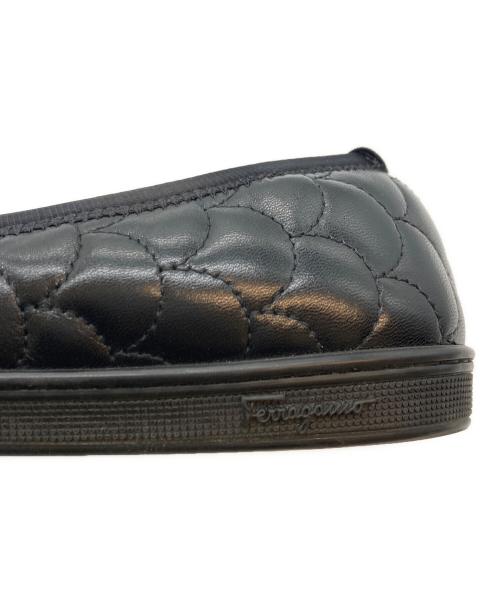 Salvatore Ferragamo（サルヴァトーレ フェラガモ）Salvatore Ferragamo (サルヴァトーレ フェラガモ) キルティングヴァラリボンパンプス ブラック サイズ:7 1/2の古着・服飾アイテム