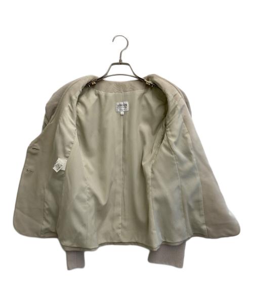 ARMANI COLLEZIONI（アルマーニ コレツィオーニ）ARMANI COLLEZIONI (アルマーニ コレツィオーニ) ノーカラージャケット ベージュ サイズ:SIZE M (38)の古着・服飾アイテム