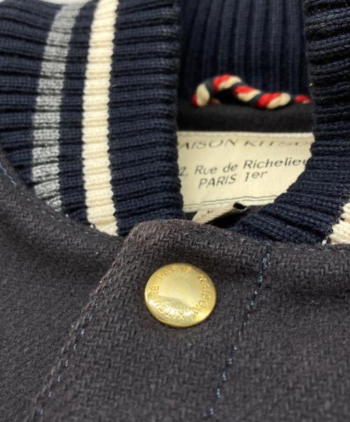 maison kitsune（メゾンキツネ）maison kitsune (メゾンキツネ) MUSICTEDDY スタジャン ネイビー×ブラック サイズ:XSの古着・服飾アイテム