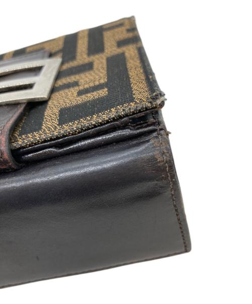 FENDI（フェンディ）FENDI (フェンディ) ズッカ柄2つ折り財布 ブラウンの古着・服飾アイテム