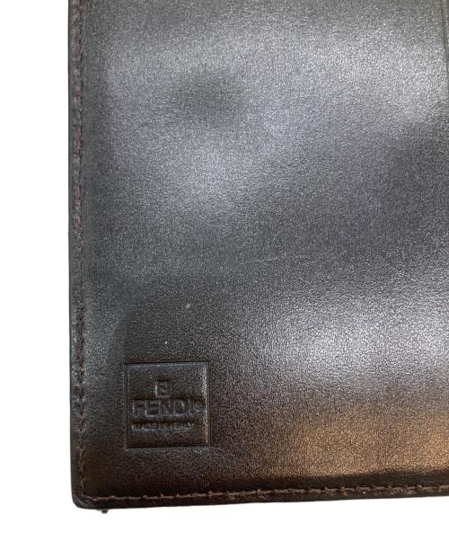 FENDI（フェンディ）FENDI (フェンディ) ズッカ柄2つ折り財布 ブラウンの古着・服飾アイテム