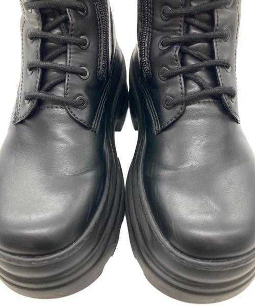 CHARLES & KEITH（チャールズアンドキース）CHARLES & KEITH (チャールズアンドキース) ハートエンベリッシュド レースアッププラットフォームブーツ ブラック サイズ:23.5の古着・服飾アイテム