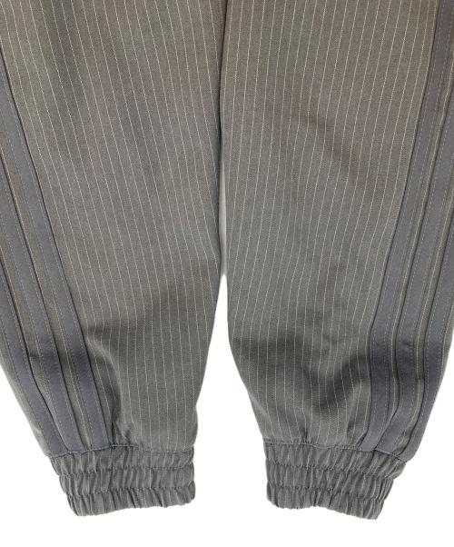 adidas（アディダス）adidas (アディダス) ファイヤーバード ルーズ ピンストライプ トラックトップ グレー サイズ:Mの古着・服飾アイテム