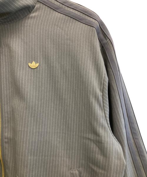 adidas（アディダス）adidas (アディダス) ファイヤーバード ルーズ ピンストライプ トラックトップ グレー サイズ:Mの古着・服飾アイテム