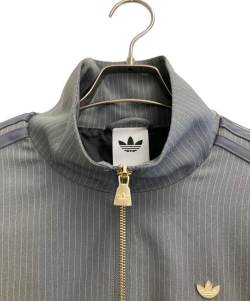 adidas（アディダス）adidas (アディダス) ファイヤーバード ルーズ ピンストライプ トラックトップ グレー サイズ:Mの古着・服飾アイテム