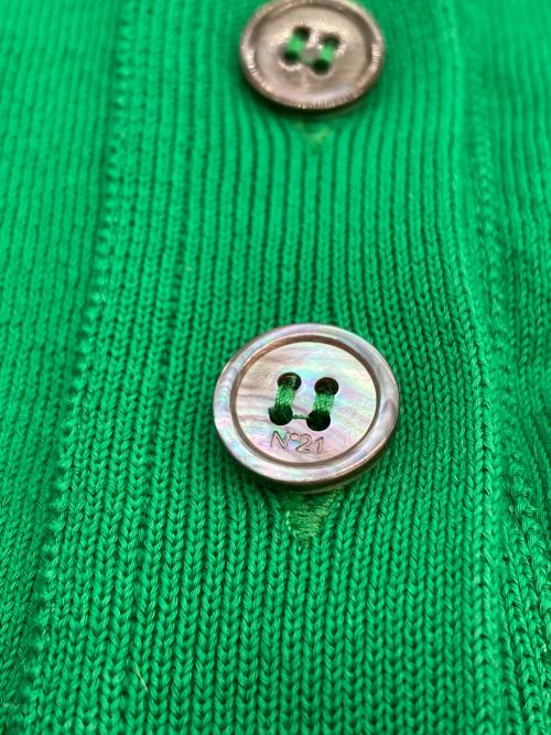 N°21（ヌメロヴェントゥーノ）N°21 (ヌメロヴェントゥーノ) サイドラインニットカーディガン グリーン サイズ:38の古着・服飾アイテム