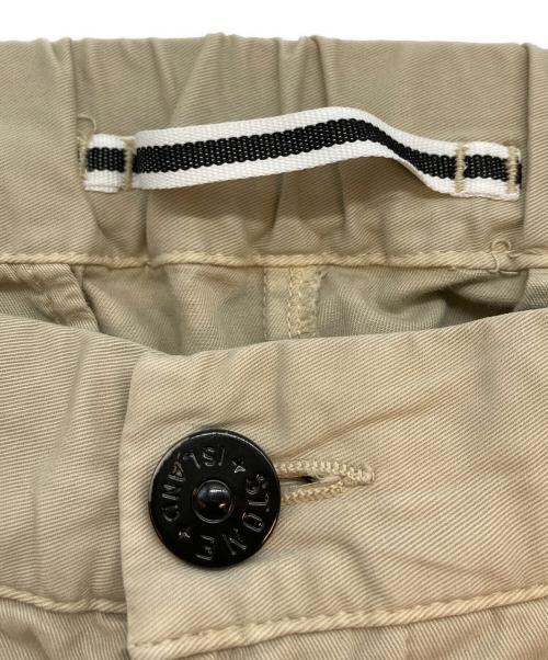 STONE ISLAND（ストーンアイランド）STONE ISLAND (ストーンアイランド) BADGE LOGO DETAIL PANTS ベージュ サイズ:Sの古着・服飾アイテム