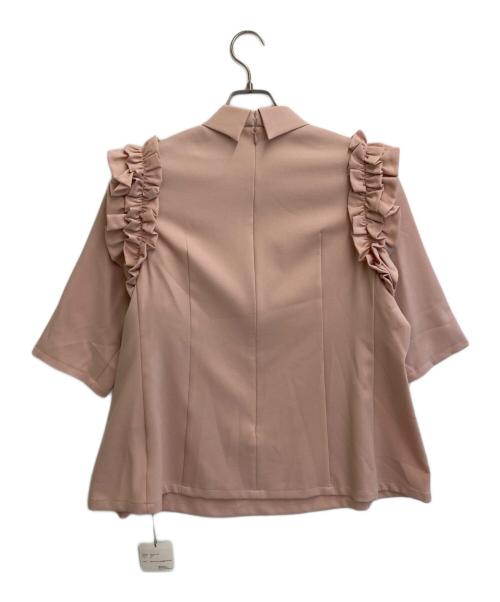 hue DAY TO EVENING（ヒュー デイ トゥ イブニング）hue DAY TO EVENING (ヒュー デイ トゥ イブニング) パール付きフリルブラウス ピンク サイズ:SIZE M (38) 未使用品の古着・服飾アイテム