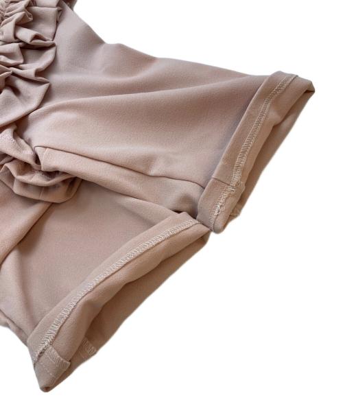 hue DAY TO EVENING（ヒュー デイ トゥ イブニング）hue DAY TO EVENING (ヒュー デイ トゥ イブニング) パール付きフリルブラウス ピンク サイズ:SIZE M (38) 未使用品の古着・服飾アイテム