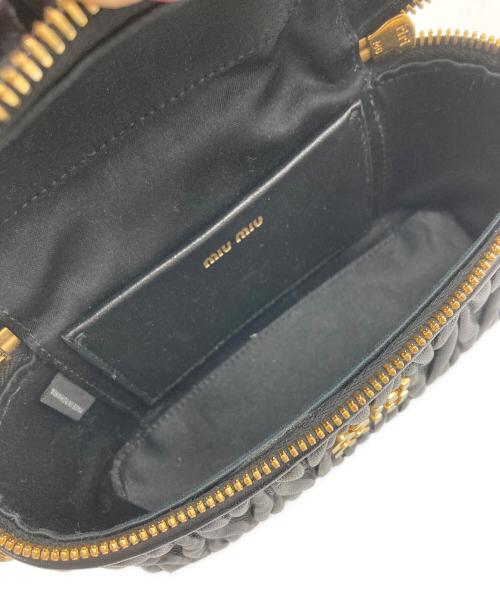 MIU MIU（ミュウミュウ）MIU MIU (ミュウミュウ) マテラッセショルダーバッグ ブラックの古着・服飾アイテム