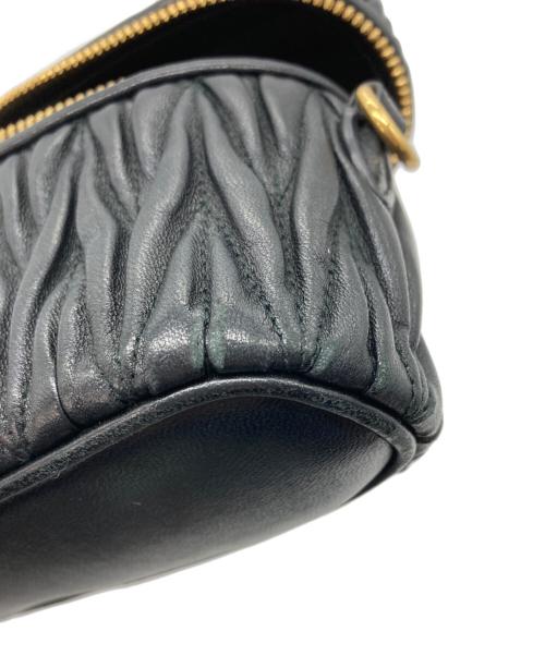 MIU MIU（ミュウミュウ）MIU MIU (ミュウミュウ) マテラッセショルダーバッグ ブラックの古着・服飾アイテム