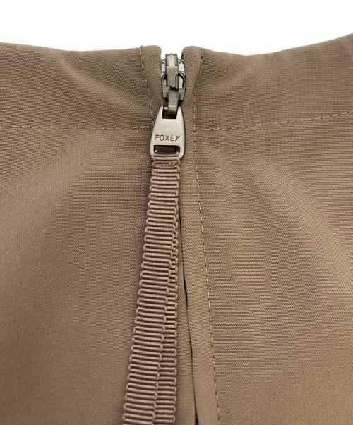 FOXEY NEWYORK（フォクシーニューヨーク）FOXEY NEWYORK (フォクシーニューヨーク) タックノースリーブワンピース ブラウン サイズ:SIZE M (38)の古着・服飾アイテム
