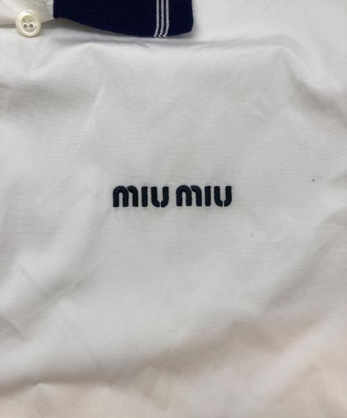 MIU MIU（ミュウミュウ）MIU MIU (ミュウミュウ) ロゴ刺繍ラインシャツ ホワイト×ネイビー サイズ:SIZE 40の古着・服飾アイテム