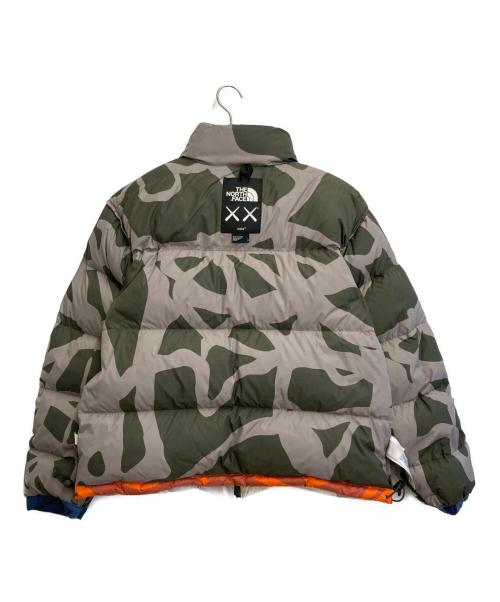 THE NORTH FACE（ザ ノース フェイス）THE NORTH FACE (ザ ノース フェイス) KAWS (カウズ) RETRO 1996 NUPTSE JACKET マルチカラー サイズ:SIZE Lの古着・服飾アイテム