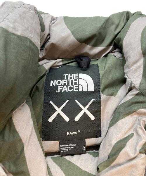 THE NORTH FACE（ザ ノース フェイス）THE NORTH FACE (ザ ノース フェイス) KAWS (カウズ) RETRO 1996 NUPTSE JACKET マルチカラー サイズ:SIZE Lの古着・服飾アイテム
