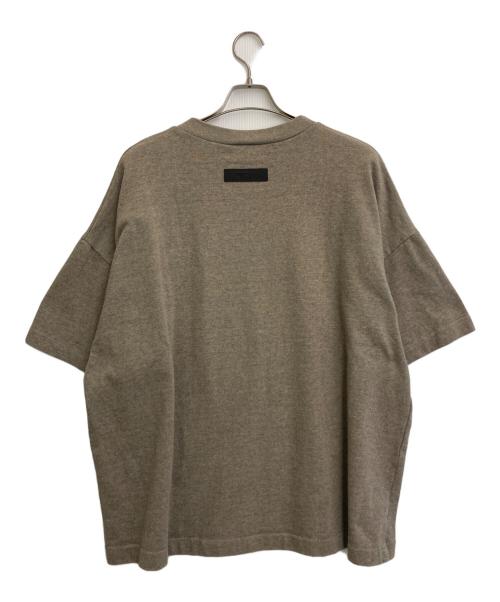 FOG ESSENTIALS（フィアオブゴッド エッセンシャル）FOG ESSENTIALS (フィアオブゴッド エッセンシャル) S/S Tee ベージュ サイズ:SIZE Mの古着・服飾アイテム