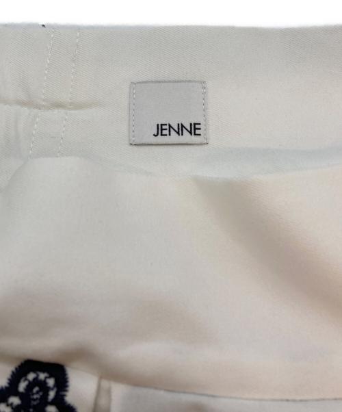 JENNE（ジェンヌ）JENNE (ジェンヌ) 総刺繍BOXタックスカート ホワイト×ネイビー サイズ:SIZE M 未使用品の古着・服飾アイテム