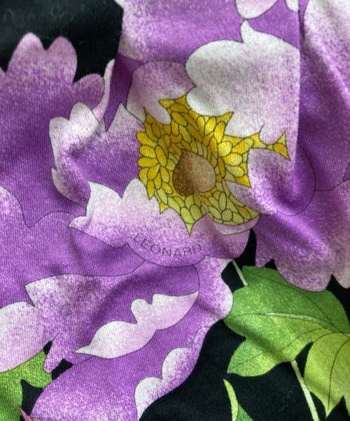 LEONARD FASHION（レオナールファッション）LEONARD FASHION (レオナールファッション) 花柄半袖カットソー ブラック×ピンク サイズ:Mの古着・服飾アイテム