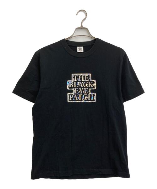 THE BLACK EYE PATCH（ブラックアイパッチ）THE BLACK EYE PATCH (ブラックアイパッチ) ホログラムロゴプリントTシャツ ブラック サイズ:SIZE Mの古着・服飾アイテム