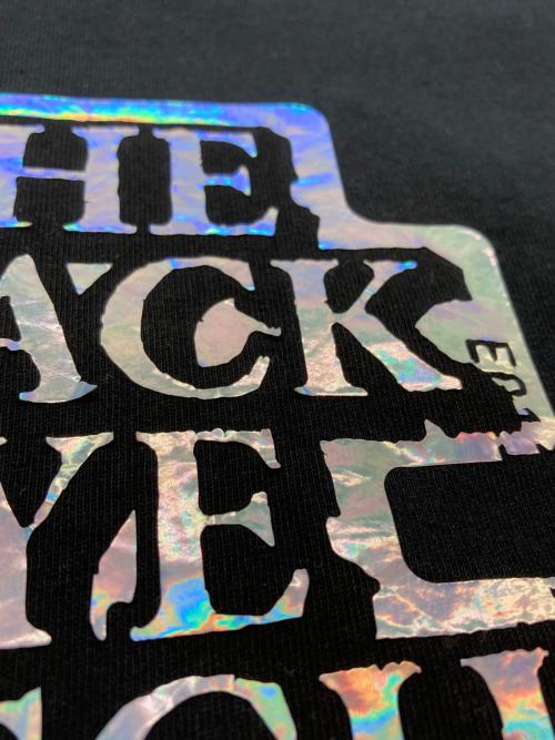 THE BLACK EYE PATCH（ブラックアイパッチ）THE BLACK EYE PATCH (ブラックアイパッチ) ホログラムロゴプリントTシャツ ブラック サイズ:SIZE Mの古着・服飾アイテム