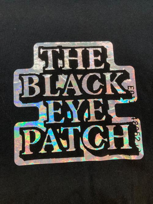 THE BLACK EYE PATCH（ブラックアイパッチ）THE BLACK EYE PATCH (ブラックアイパッチ) ホログラムロゴプリントTシャツ ブラック サイズ:SIZE Mの古着・服飾アイテム