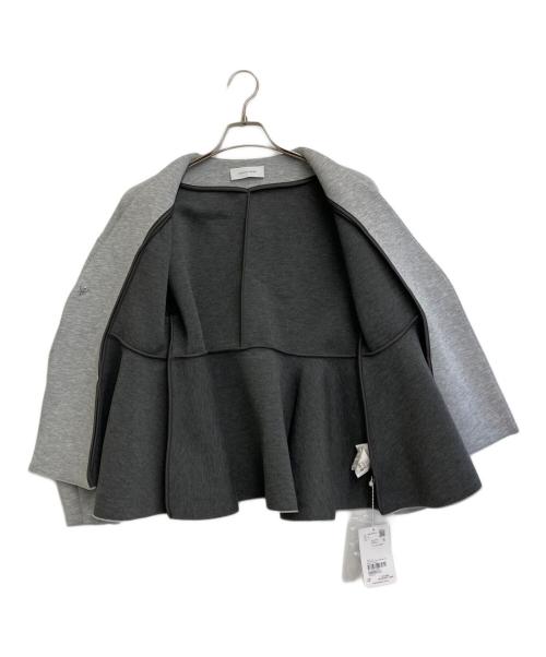 Adam et Rope（アダム エ ロペ）Adam et Rope (アダム エ ロペ) エッグブローチ付きペプラムカーディガン グレー サイズ:SIZE Free 未使用品の古着・服飾アイテム