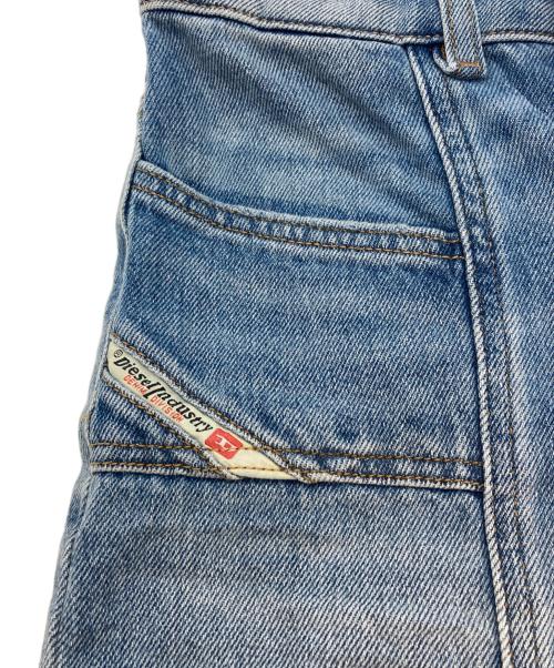 DIESEL（ディーゼル）DIESEL (ディーゼル) D-AKII フレアデニムパンツ ブルー サイズ:SIZE 24の古着・服飾アイテム