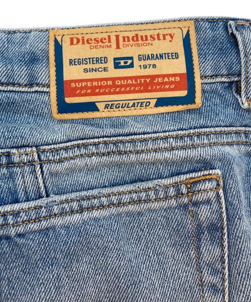 DIESEL（ディーゼル）DIESEL (ディーゼル) D-AKII フレアデニムパンツ ブルー サイズ:SIZE 24の古着・服飾アイテム