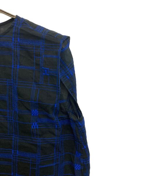 LOISIR（ロワズィール）LOISIR (ロワズィール) コットンボイルオリジナル柄刺繍ノースリーブブラウス ブルー×ブラック サイズ:SIZE Freeの古着・服飾アイテム