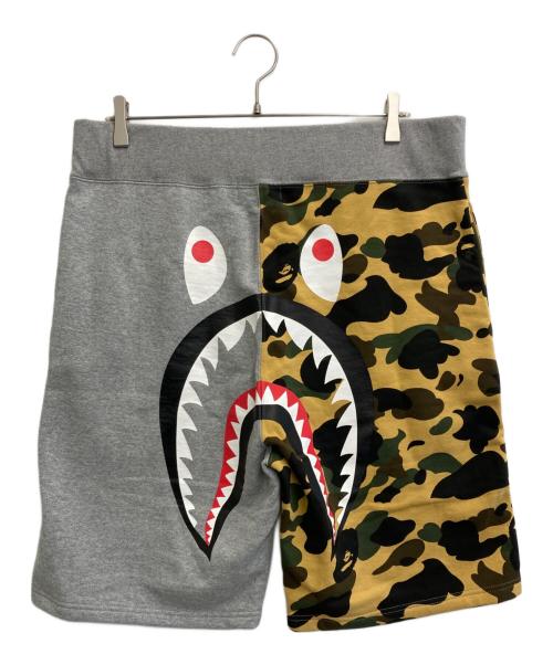 A BATHING APE（アベイシングエイプ）A BATHING APE (アベイシングエイプ) 1ST CAMO BACK SHARK SWEAT SHORT グレー×ベージュ サイズ:2XLの古着・服飾アイテム