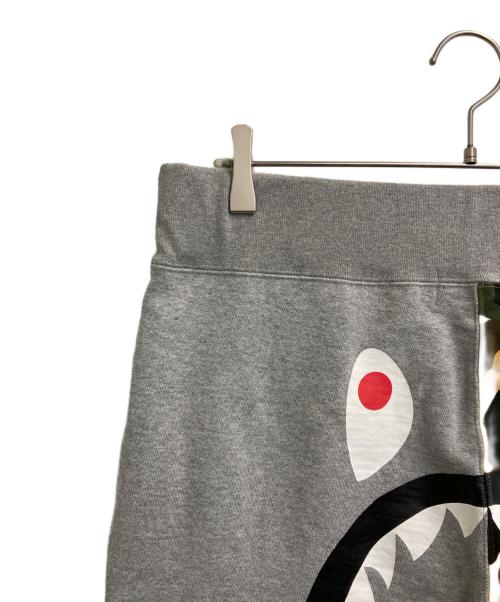 A BATHING APE（アベイシングエイプ）A BATHING APE (アベイシングエイプ) 1ST CAMO BACK SHARK SWEAT SHORT グレー×ベージュ サイズ:2XLの古着・服飾アイテム