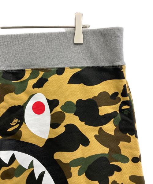 A BATHING APE（アベイシングエイプ）A BATHING APE (アベイシングエイプ) 1ST CAMO BACK SHARK SWEAT SHORT グレー×ベージュ サイズ:2XLの古着・服飾アイテム